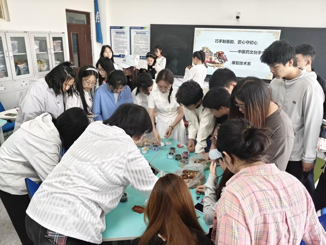 康复技术系开展“巧手制香韵，匠心守初心”中医药文创手作体验活动